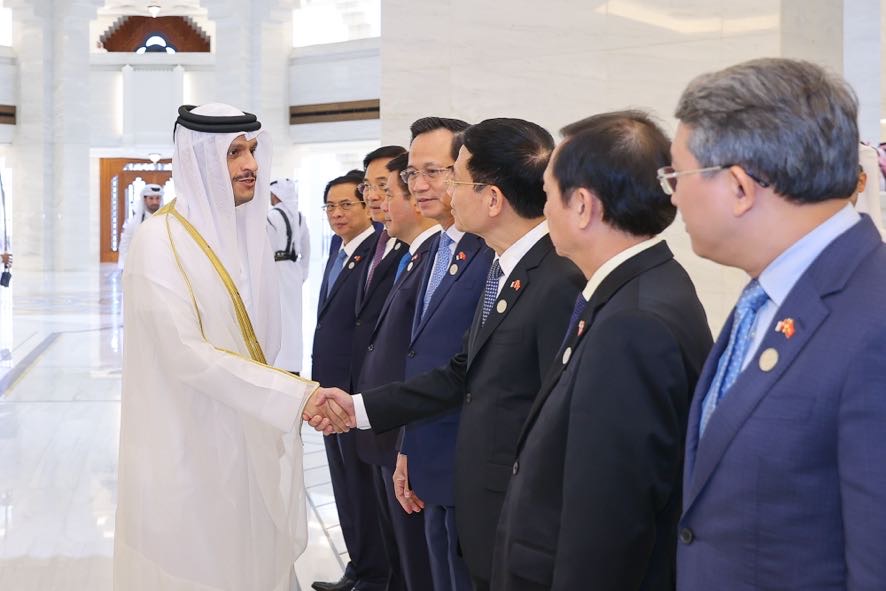 Thủ tướng Qatar chào Đoàn đại biểu Việt Nam. Ảnh: VGP.