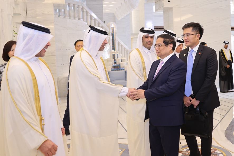 Quan chức Chính phủ Qatar chào đón Thủ tướng Phạm Minh Chính. Ảnh: VGP