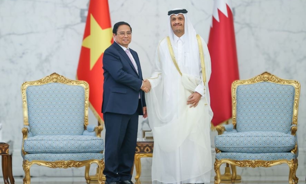 Thủ tướng Phạm Minh Chính và Thủ tướng Qatar Sheikh Mohamed bin Abdurahman Al Thani. Ảnh: VGP.
