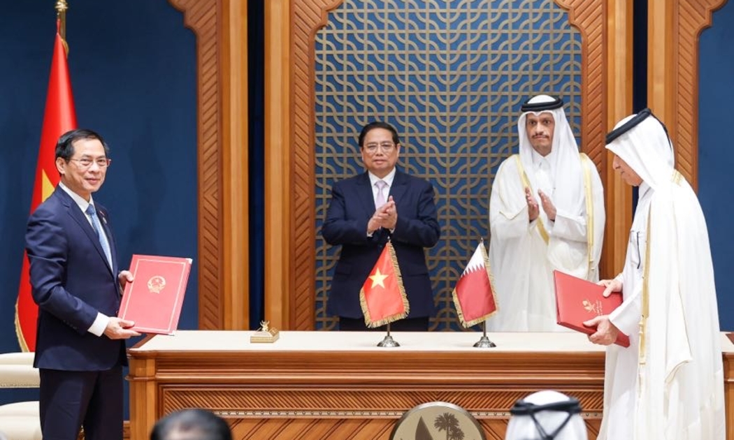 Thủ tướng Phạm Minh Chính và Thủ tướng Nhà nước Qatar chứng kiến lễ ký kết Nghị định thư giữa Chính phủ Nhà nước Qatar và Chính phủ nước Cộng hòa xã hội chủ Nghĩa Việt Nam sửa đổi Hiệp định về vận chuyển hàng không ký ngày 8/3/2009 - Ảnh: VGP