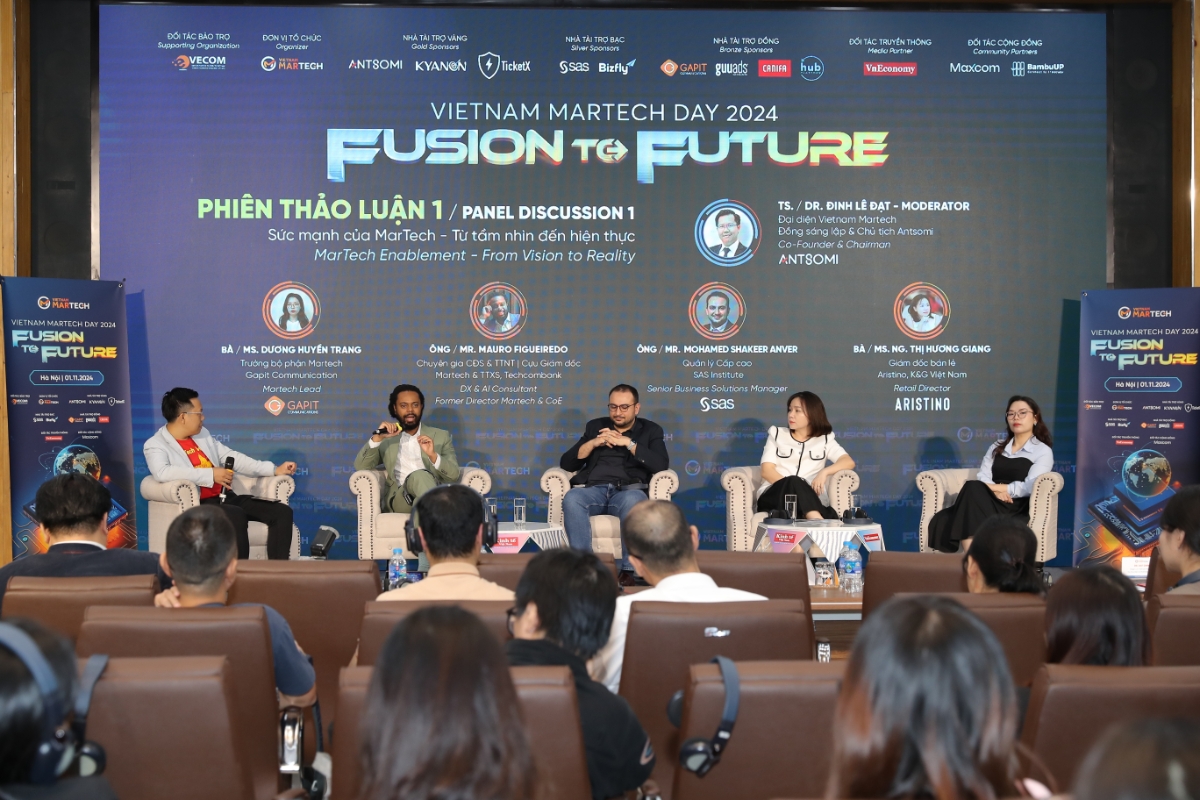 &Ocirc;ng&nbsp;Mohamed Shakeer Anver (ngồi giữa) trong phi&ecirc;n thảo luận tại sự kiện&nbsp;Vietnam Martech Day 2024