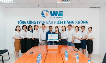 VNI Nam Hồng Hà chi trả quyền lợi bảo hiểm cho khách hàng.