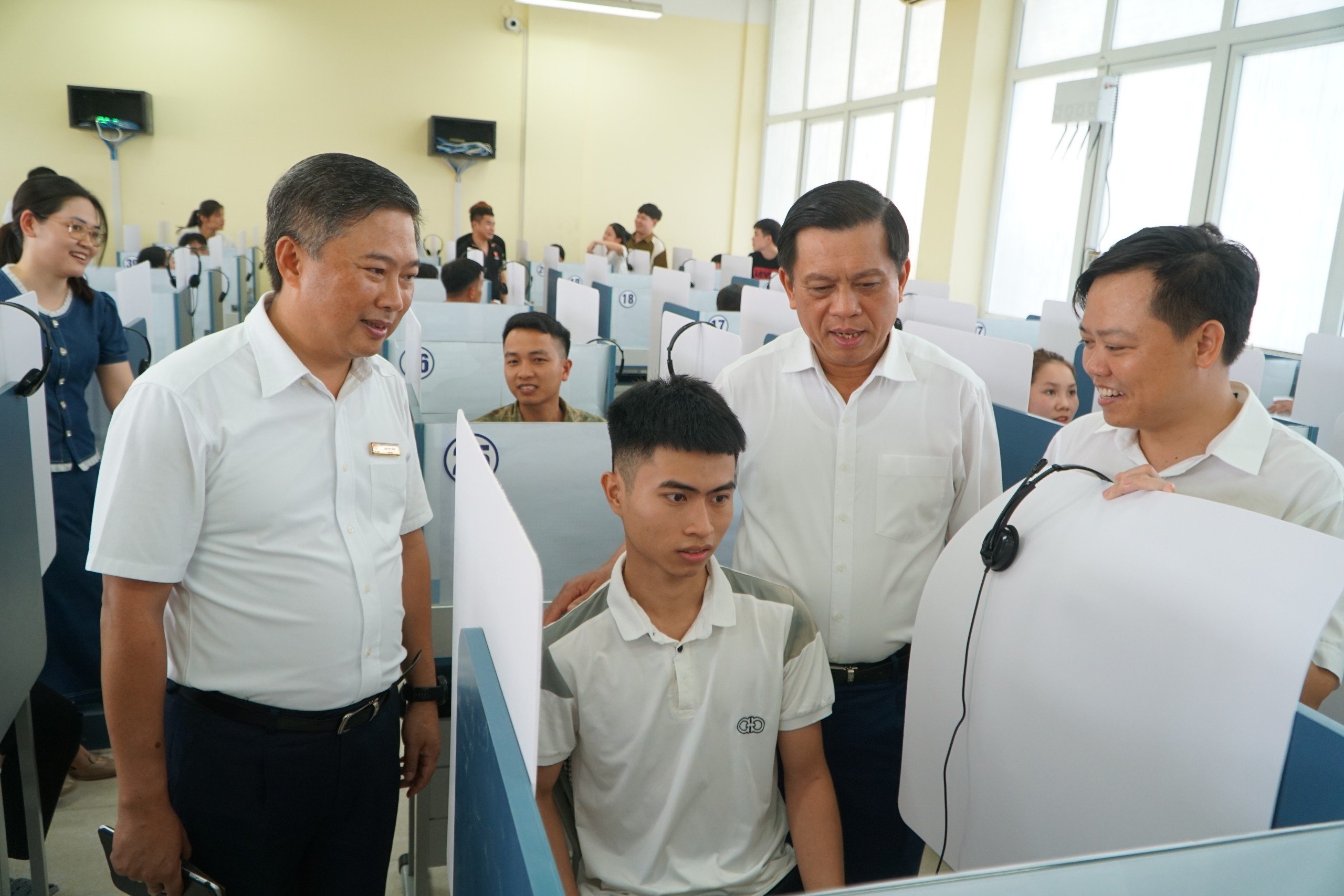 Kiếm tra việc tổ chức kỳ thi tiếng Hàn để tuyển chọn lao động sang Hàn Quốc. Ảnh: MOLISA.