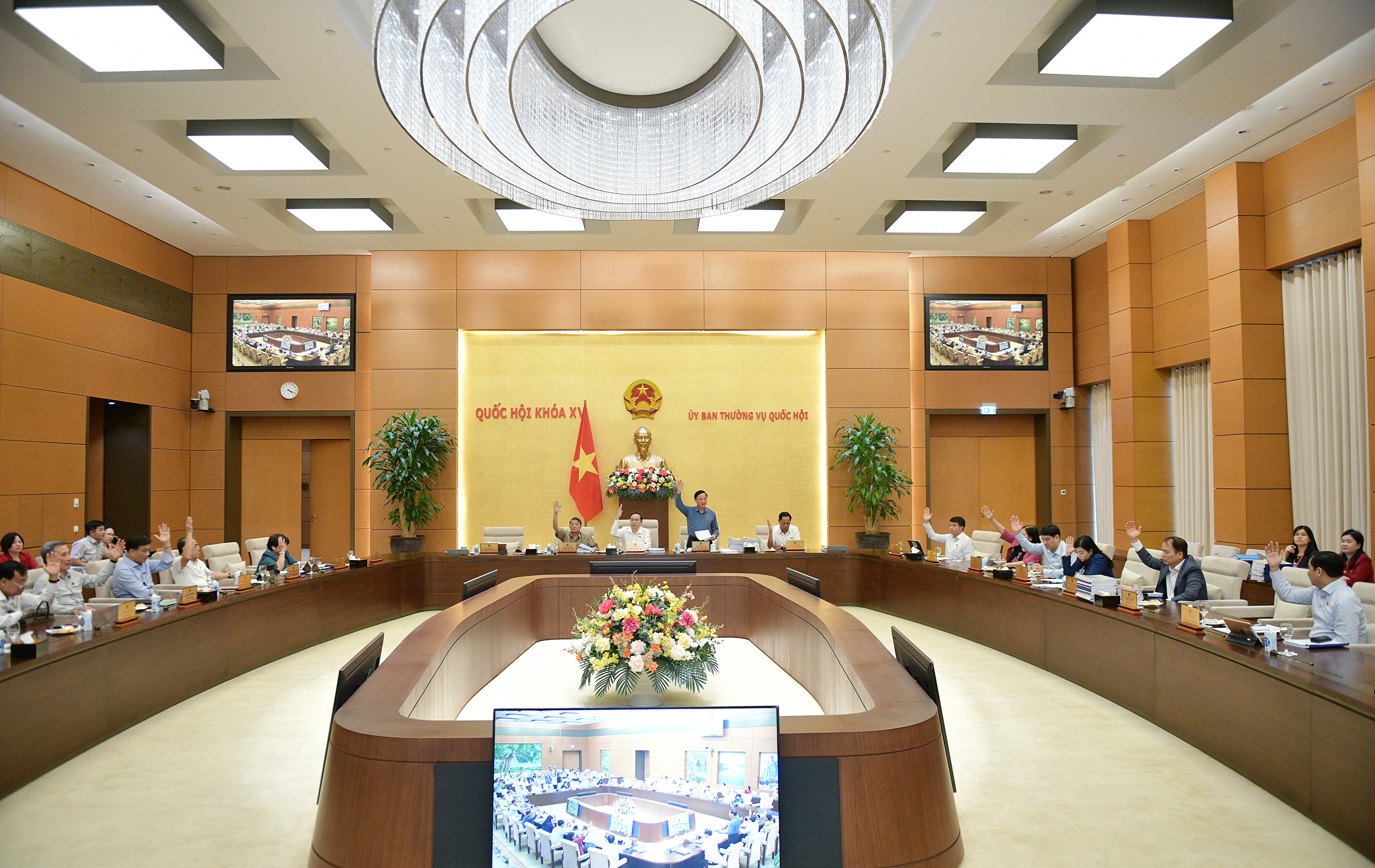 Ủy ban Thường vụ Quốc hội biểu quyết t&aacute;n th&agrave;nh, nhất tr&iacute; th&ocirc;ng qua c&aacute;c Nghị quyết về việc sắp xếp đơn vị h&agrave;nh ch&iacute;nh cấp huyện, x&atilde; giai đoạn 2023-2025 của 21 tỉnh, th&agrave;nh phố.