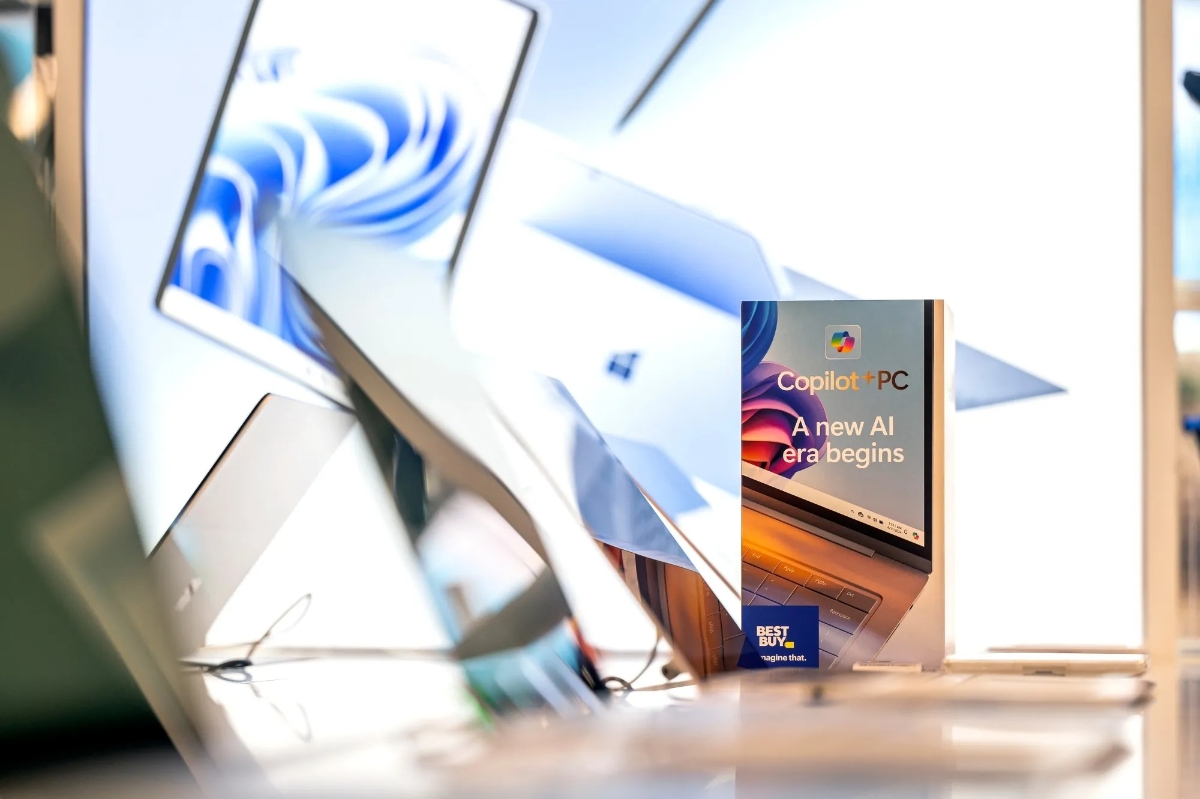 Thương hiệu Microsoft Copilot PC tại một cửa h&agrave;ng Best Buy. Ảnh: Bloomberg