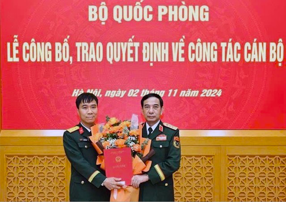 Đại tướng Phan Văn Giang, Ủy viên Bộ Chính trị, Phó bí thư Quân ủy Trung ương, Bộ trưởng Bộ Quốc phòng trao quyết định cho Trung tá Nguyễn Anh Đạt.