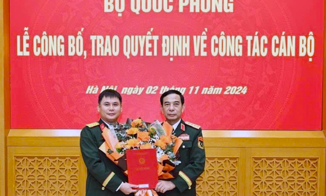 Đại tướng Phan Văn Giang, Ủy viên Bộ Chính trị, Phó bí thư Quân ủy Trung ương, Bộ trưởng Bộ Quốc phòng trao quyết định cho Thượng tá Cao Anh Sơn.