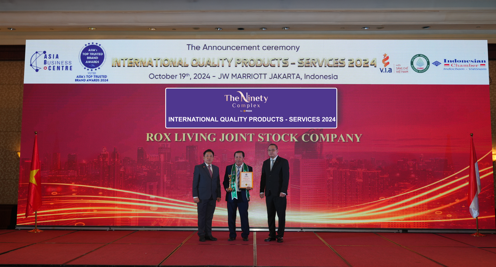 Đại diện ROX Living nhận giải thưởng tại Lễ công bố Asia's Top Trusted Brand Awards 2024.