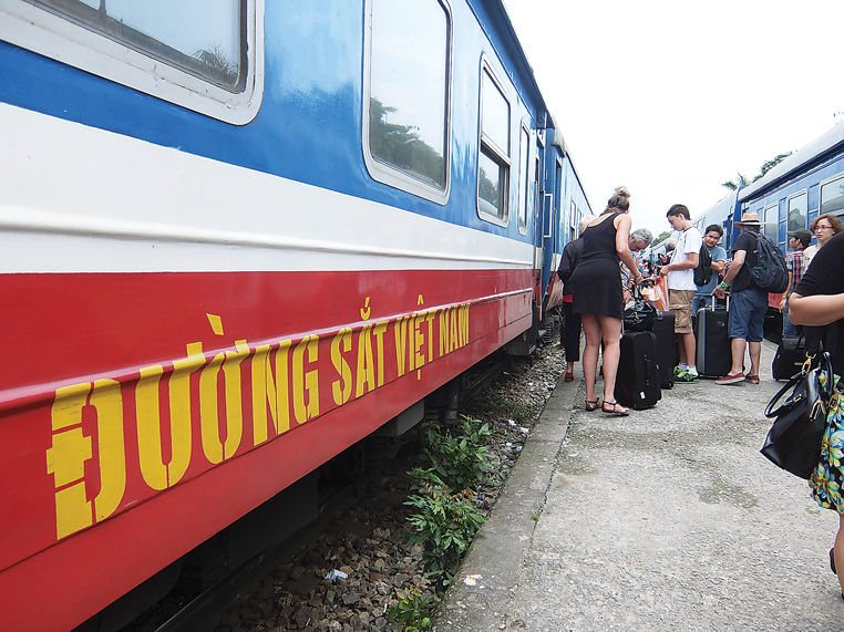 Hanoi and Saigon Railway companies officially merge 