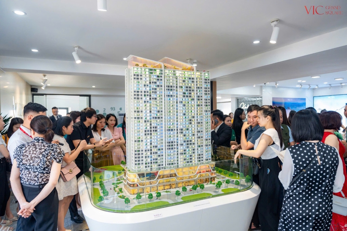 C&aacute;c nh&agrave; đầu tư t&igrave;m hiểu dự &aacute;n VIC Grand Square.