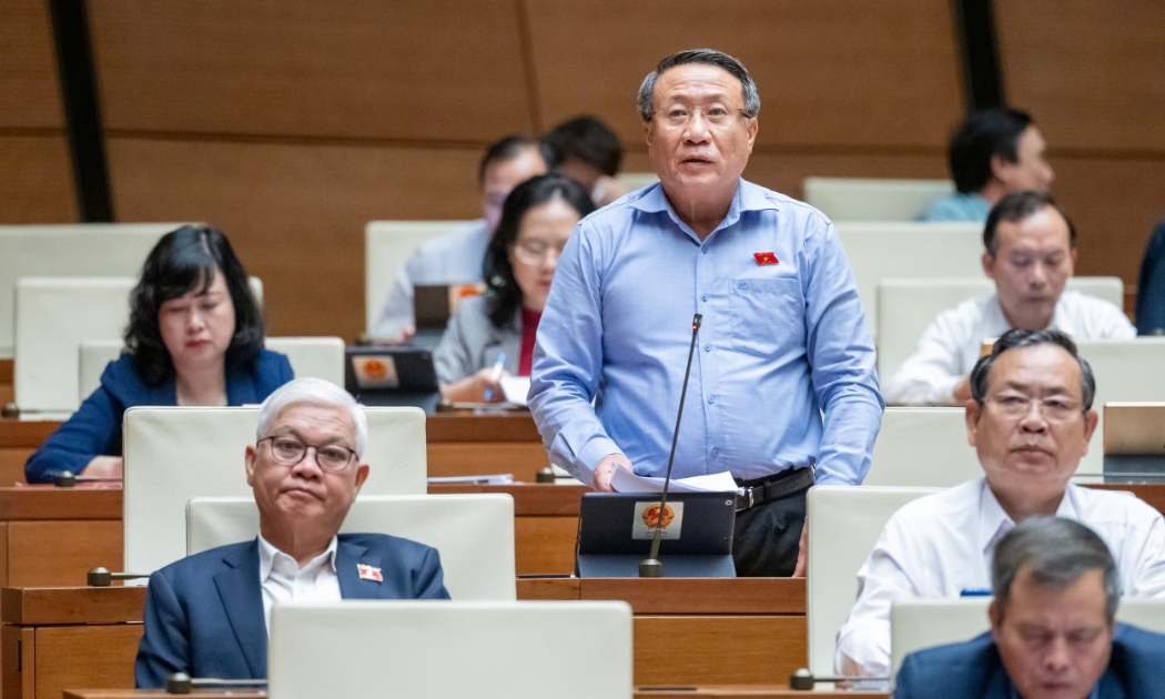 Đại biểu Hà Sỹ Đồng, Đoàn tỉnh Quảng Trị phát biểu tại phiên thảo luận kinh tế - xã hội, chiều 4/11. Ảnh: Quochoi.vn.