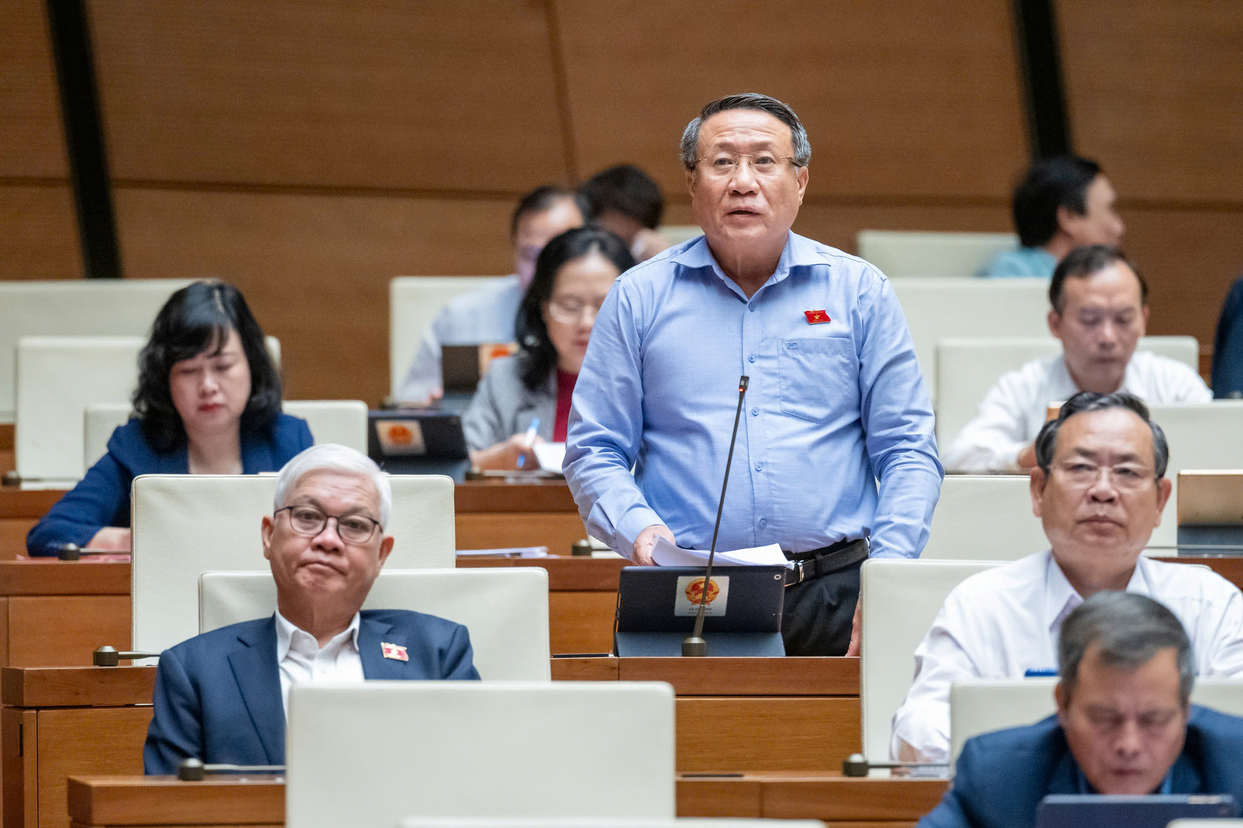 Đại biểu Hà Sỹ Đồng, Đoàn tỉnh Quảng Trị phát biểu tại phiên thảo luận kinh tế - xã hội, chiều 4/11. Ảnh: Quochoi.vn.