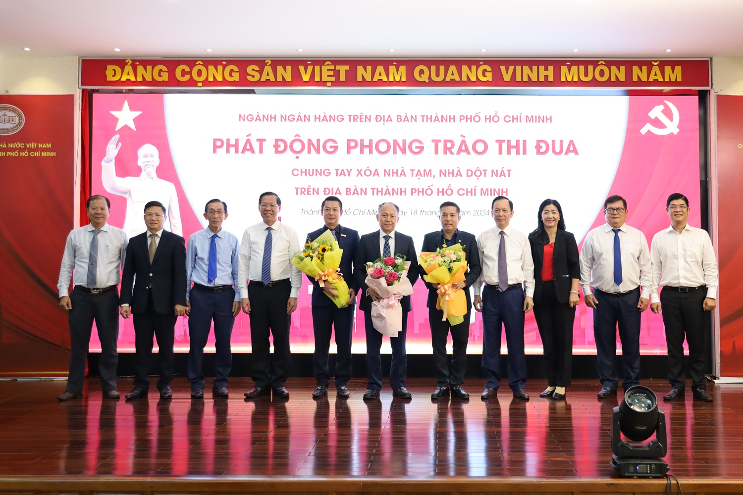 Đại diện các ngân hàng cùng đại diện Uỷ ban nhân dân TP.HCM và Uỷ ban Mặt trận Tổ quốc Việt Nam TP.HCM chụp hình lưu niệm.