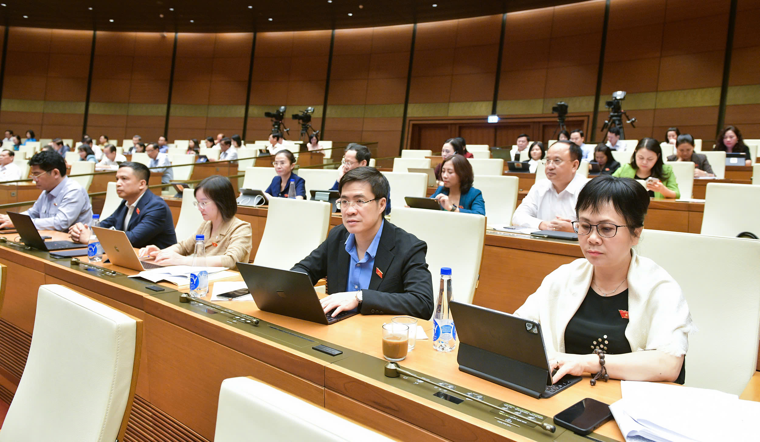 Quốc hội thảo luận tình hình kinh tế - xã hội. Ảnh: Quochoi.vn.
