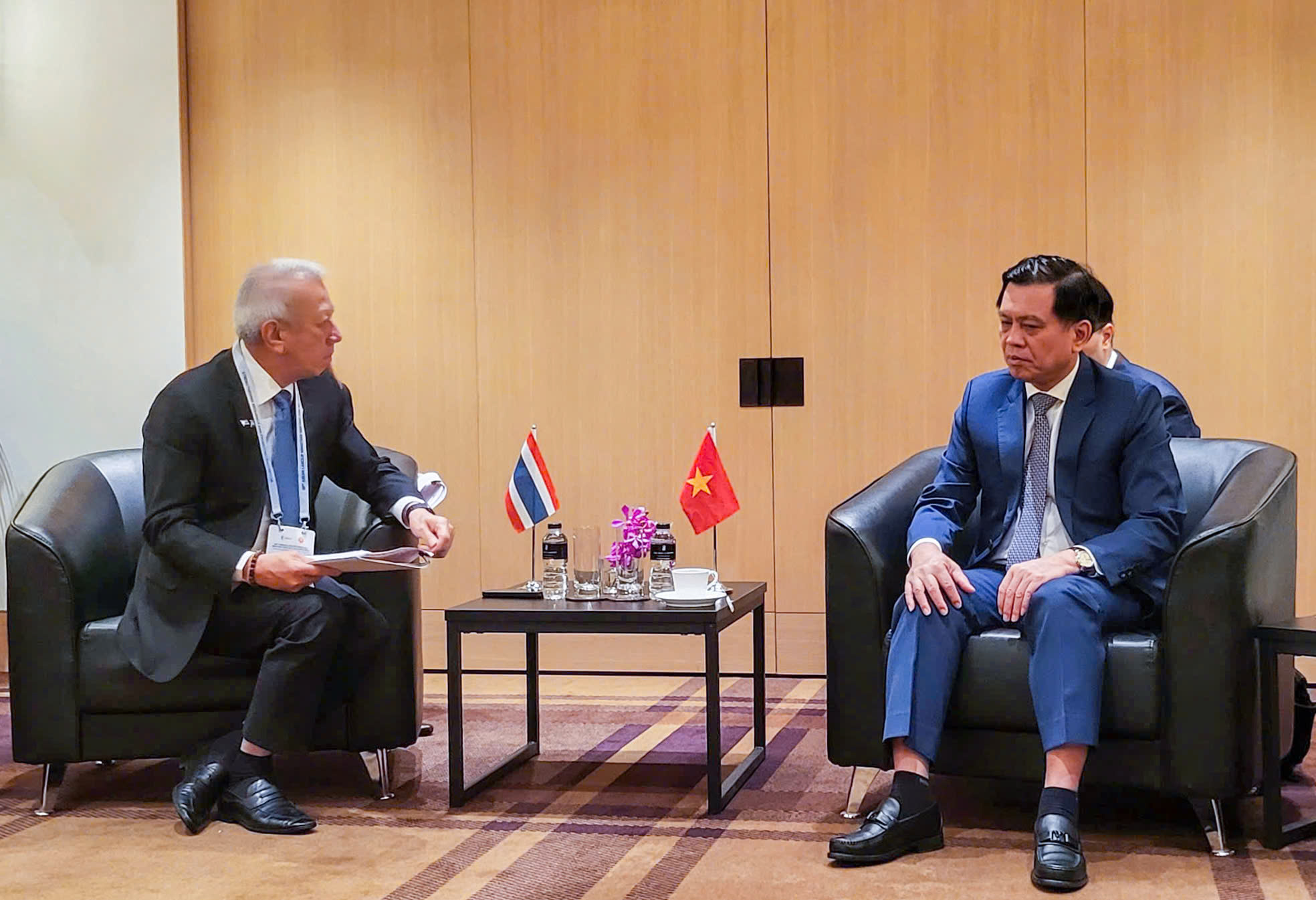 Thứ trưởng Nguyễn Bá Hoan trao đổi với Bộ trưởng Bộ Lao động Thái Lan Phiphat Ratchakitprakarn. Ảnh: MOLISA.