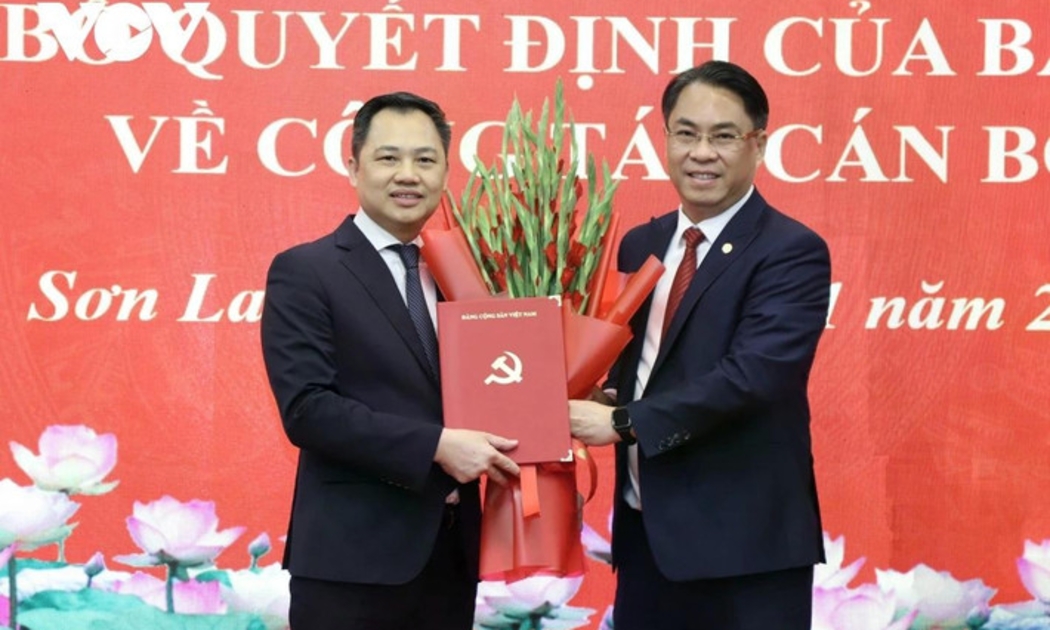 Phó Trưởng Ban Tổ chức Trung ương Phan Thăng An trao quyết định và tặng hoa chúc mừng tân Phó Bí thư Tỉnh ủy Sơn La Nguyễn Đình Việt.