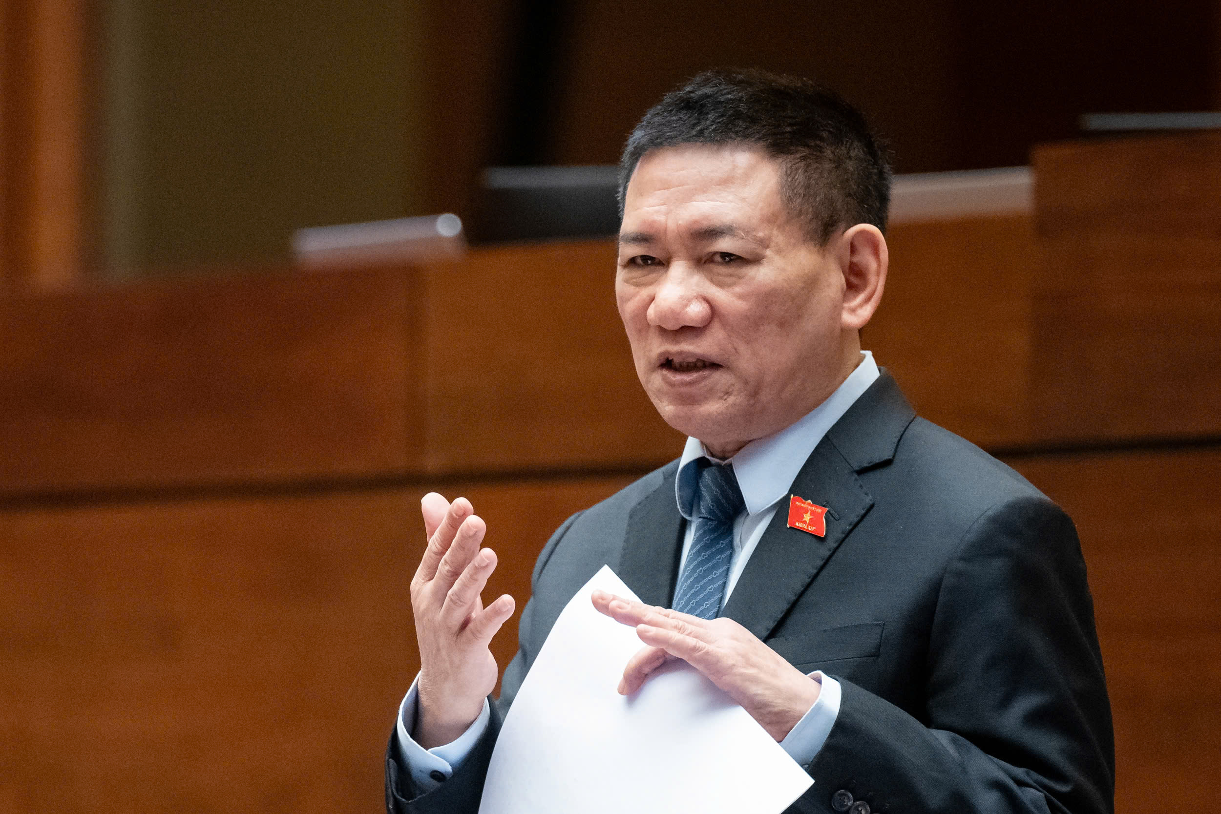 Bộ trưởng Bộ Tài chính, Phó Thủ tướng Chính phủ Hồ Đức Phớc giải trình, làm rõ một số vấn đề đại biểu Quốc hội nêu. Ảnh: Quochoi.vn.
