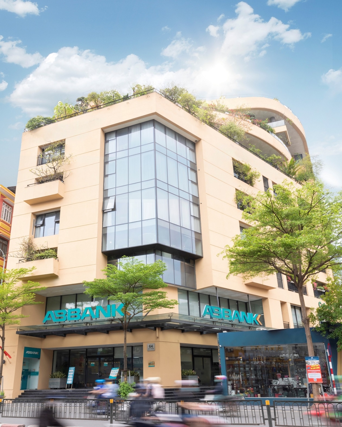 Trong suốt 31 năm ph&aacute;t triển, ABBANK lu&ocirc;n được đ&aacute;nh gi&aacute; l&agrave; một Ng&acirc;n h&agrave;ng uy t&iacute;n, l&agrave; người đồng h&agrave;nh tận t&acirc;m, đ&aacute;ng tin cậy của Kh&aacute;ch h&agrave;ng, Đối t&aacute;c v&agrave; Nh&agrave; đầu tư với c&aacute;c sản phẩm dịch vụ đa dạng, ph&ugrave; hợp với nhu cầu v&agrave; t&igrave;nh h&igrave;nh t&agrave;i ch&iacute;nh của kh&aacute;ch h&agrave;ng.