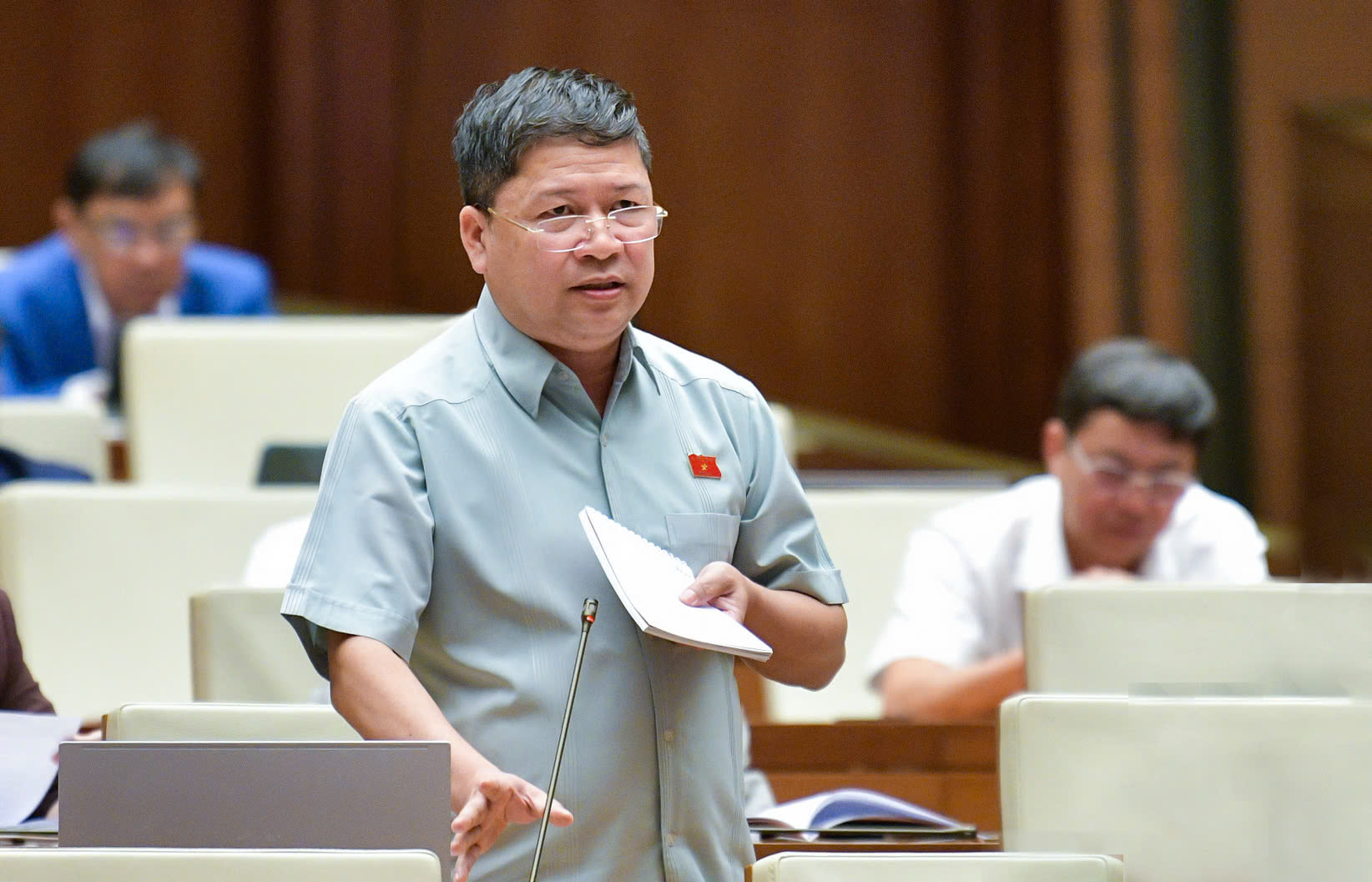 Đại biểu Tạ Văn Hạ, đo&agrave;n đại biểu Quốc hội tỉnh Quảng Nam, cho rằng ngo&agrave;i những dự &aacute;n lớn, dự &aacute;n trọng điểm quốc gia th&igrave; c&aacute;c dự &aacute;n x&acirc;y dựng cơ sở hạ tầng trong cả nước đang bị 