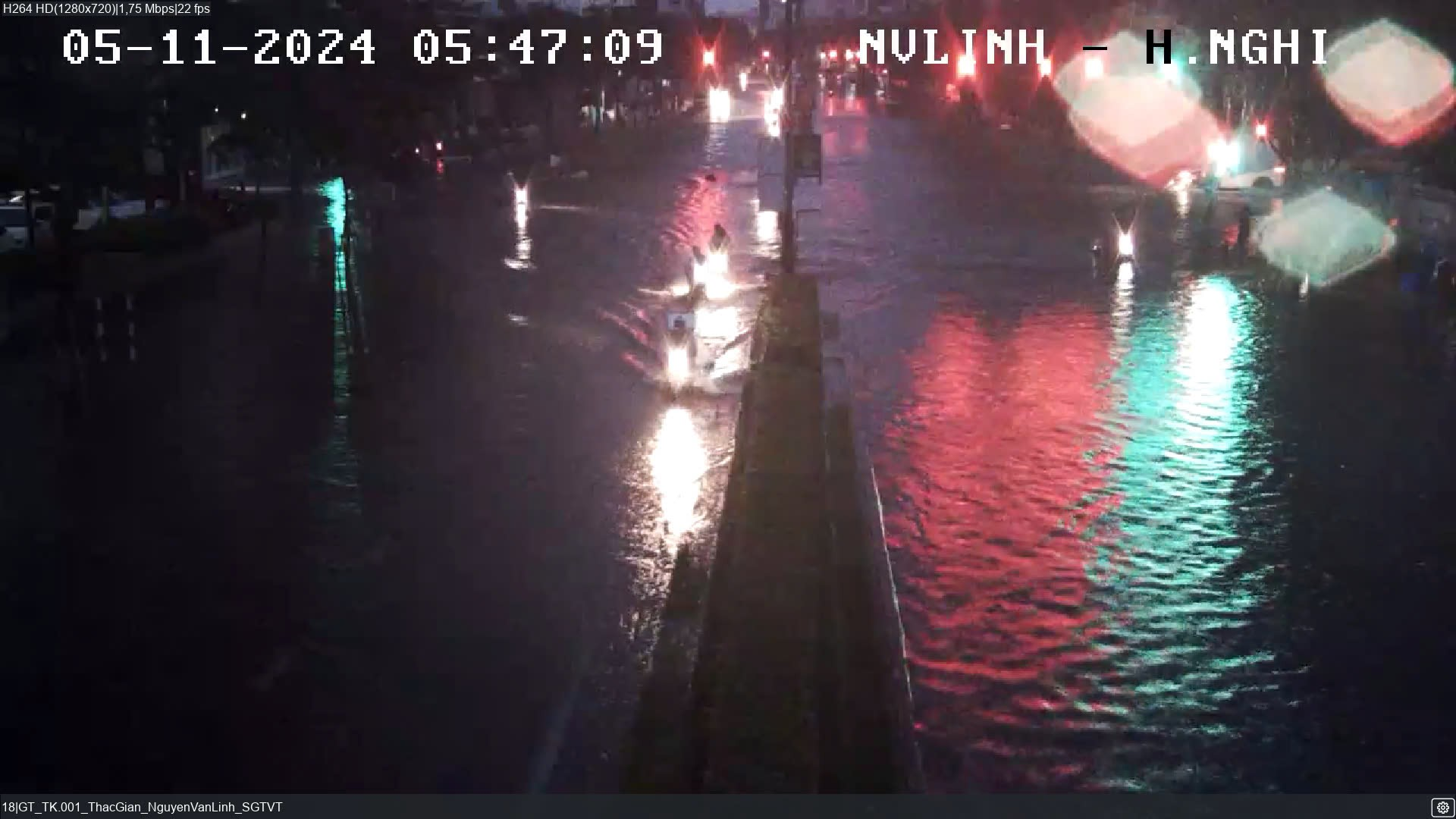 Ng&atilde; tư đường Nguyễn Văn Linh-H&agrave;m Nghi bị ngập nước từ s&aacute;ng sớm 5/11