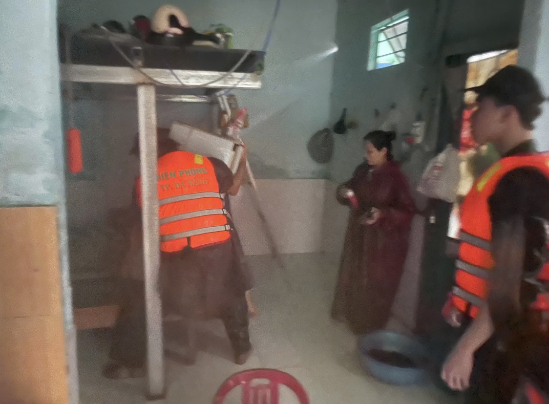 Bi&ecirc;n ph&ograve;ng Đ&agrave; Nẵng k&ecirc; cao vật dụng gi&uacute;p d&acirc;n.