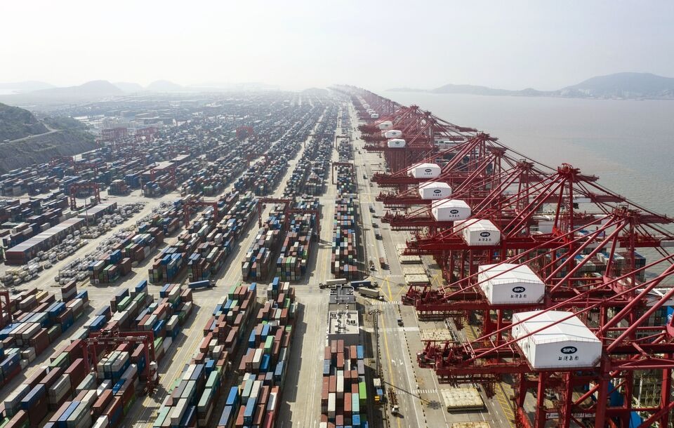 Cảng nước sâu Yangshan ở Thượng Hải - Ảnh: Bloomberg