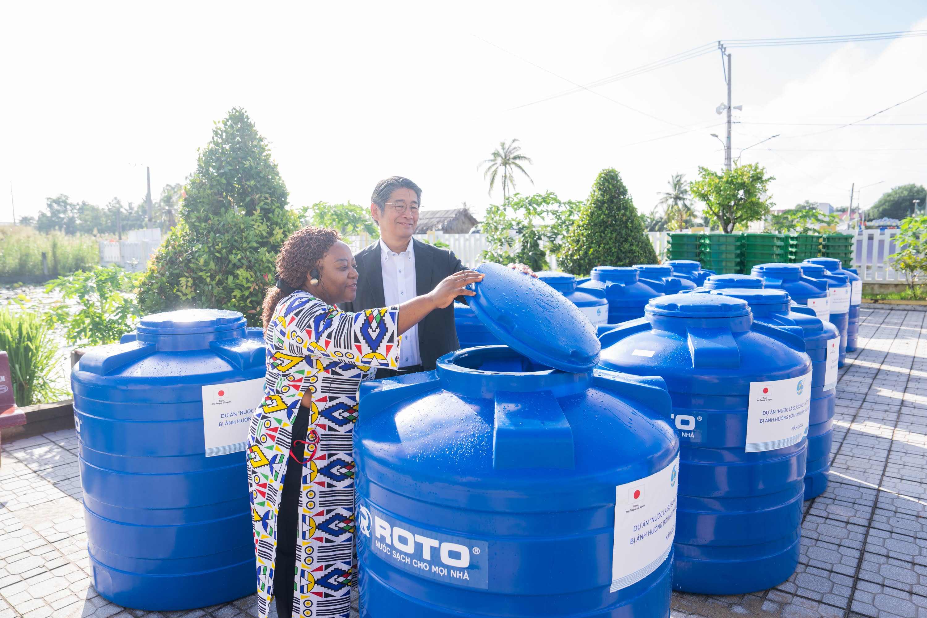 Đại diện Đại sứ quán Nhật Bản tại Việt Nam và UN Women kiểm tra nước sạch hỗ trợ cho người dân.