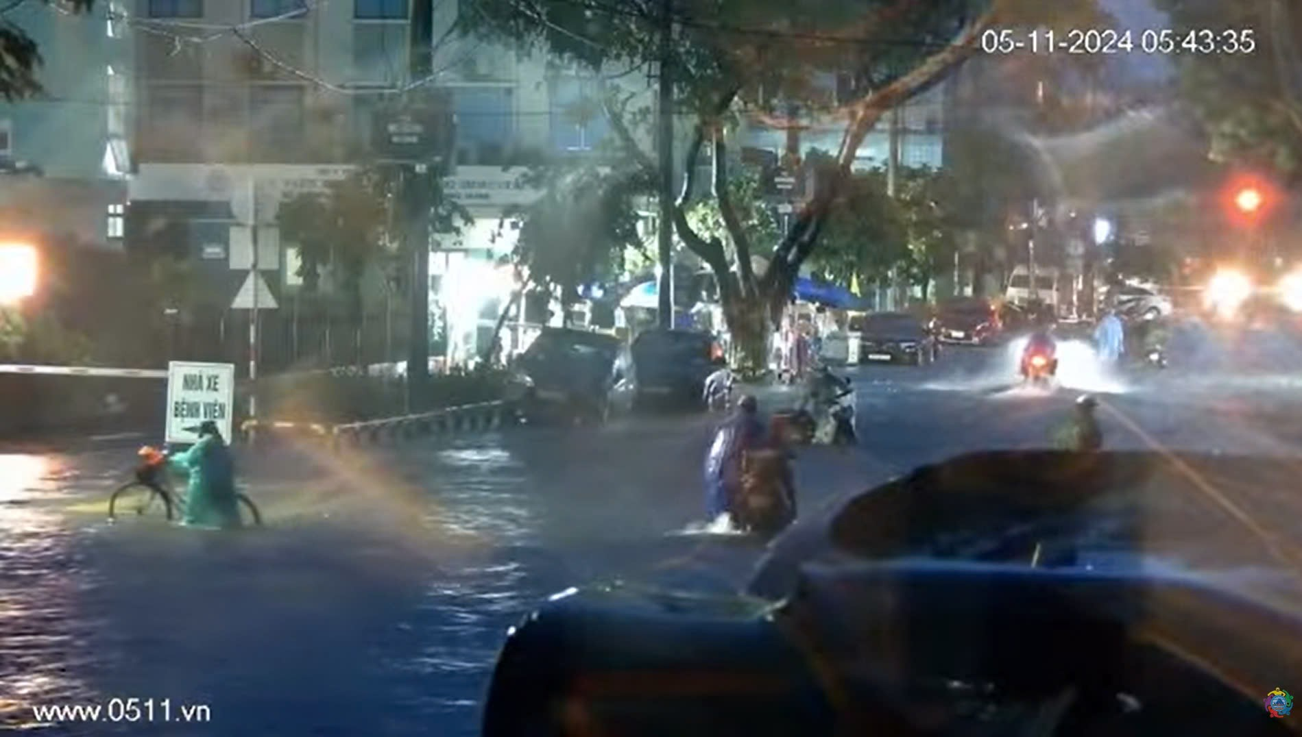 Đường Quang Trung bị ngập nước.