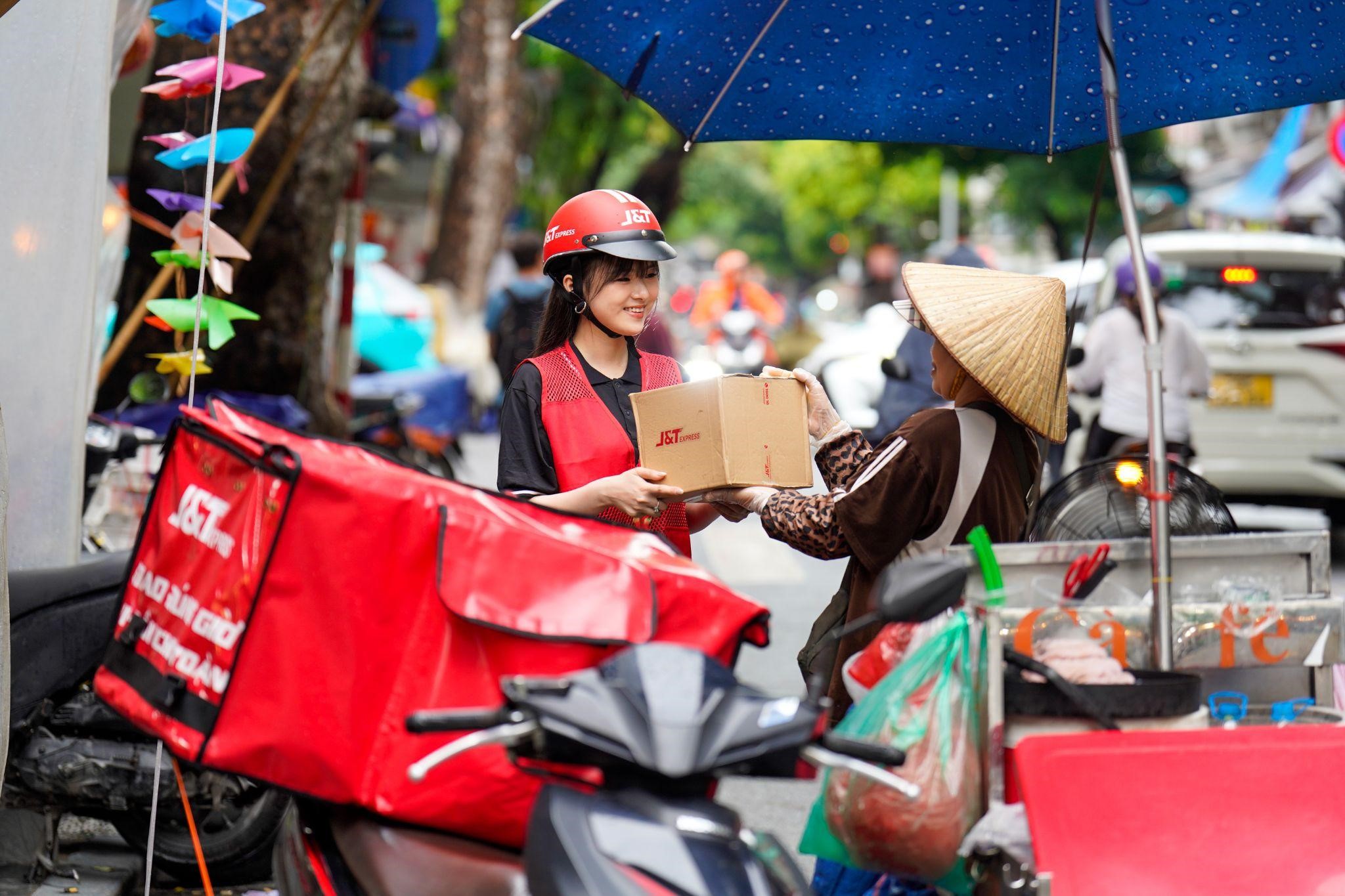 Chuyển phát nhanh là cầu nối gắn kết khách hàng và người bán, góp phần hoàn thiện chu trình mua sắm “chuẩn 5 sao”.