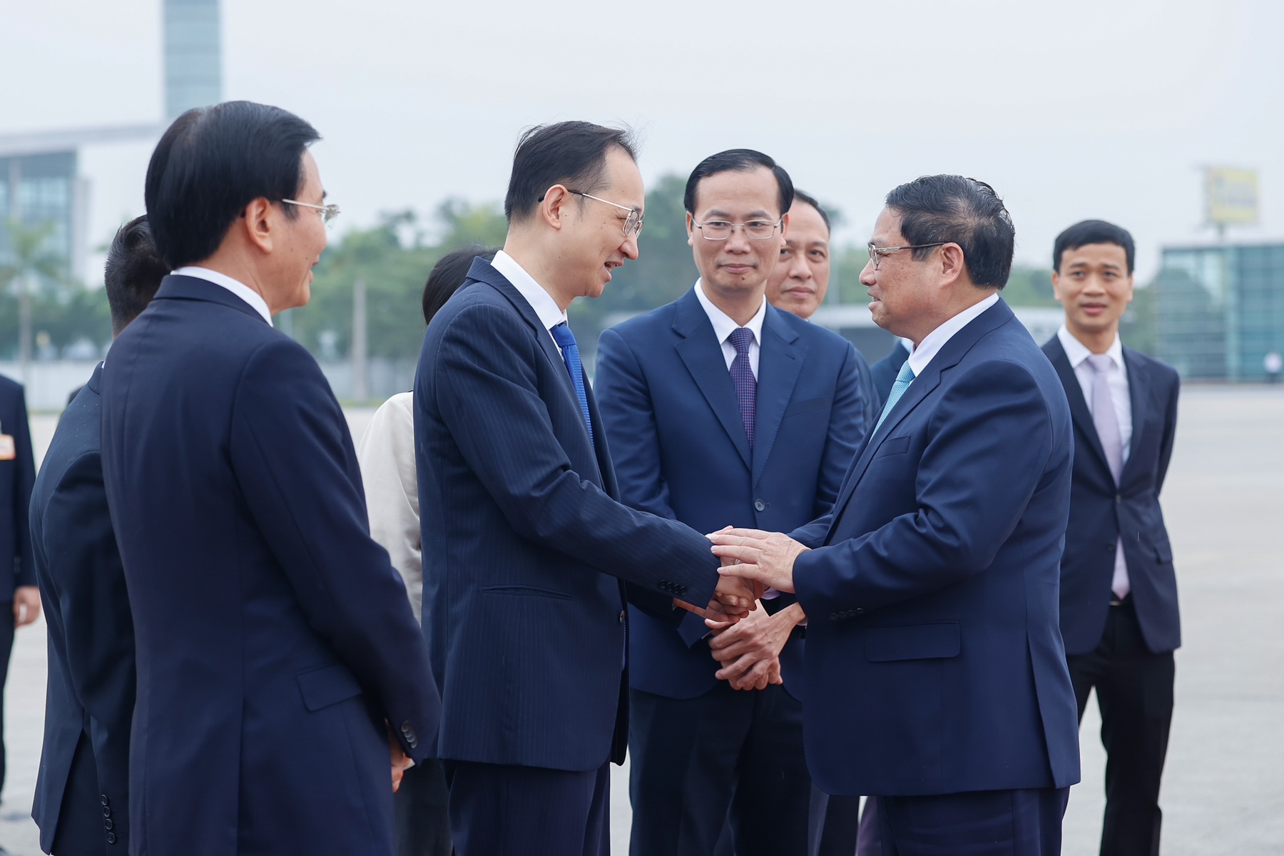 Đại biện lâm thời Trung Quốc Vương Quần tiễn Thủ tướng và Đoàn đại biểu cấp cao Việt Nam tại sân bay Nội Bài - Ảnh: VGP