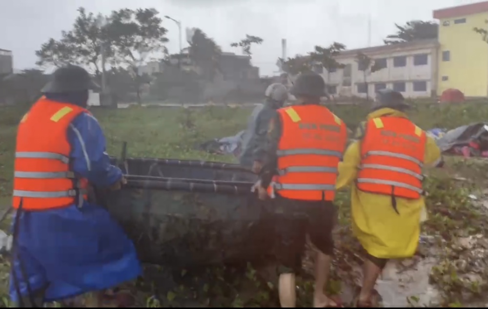 Đưa phương tiện của ngư d&acirc;n l&ecirc;m bờ&nbsp; bảo quản.