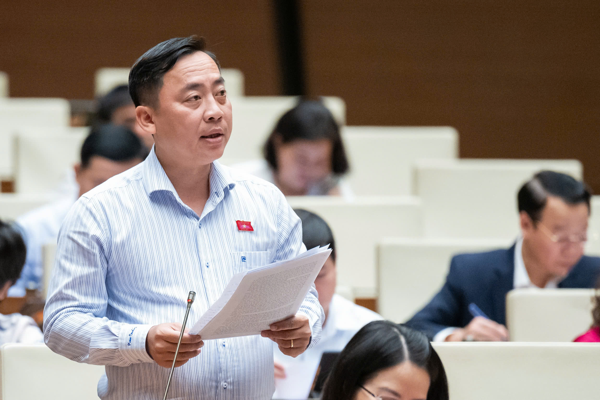 Đại biểu Đ&agrave;o Ch&iacute; Nghĩa, đo&agrave;n TP Cần Thơ n&ecirc;u &yacute; kiến.