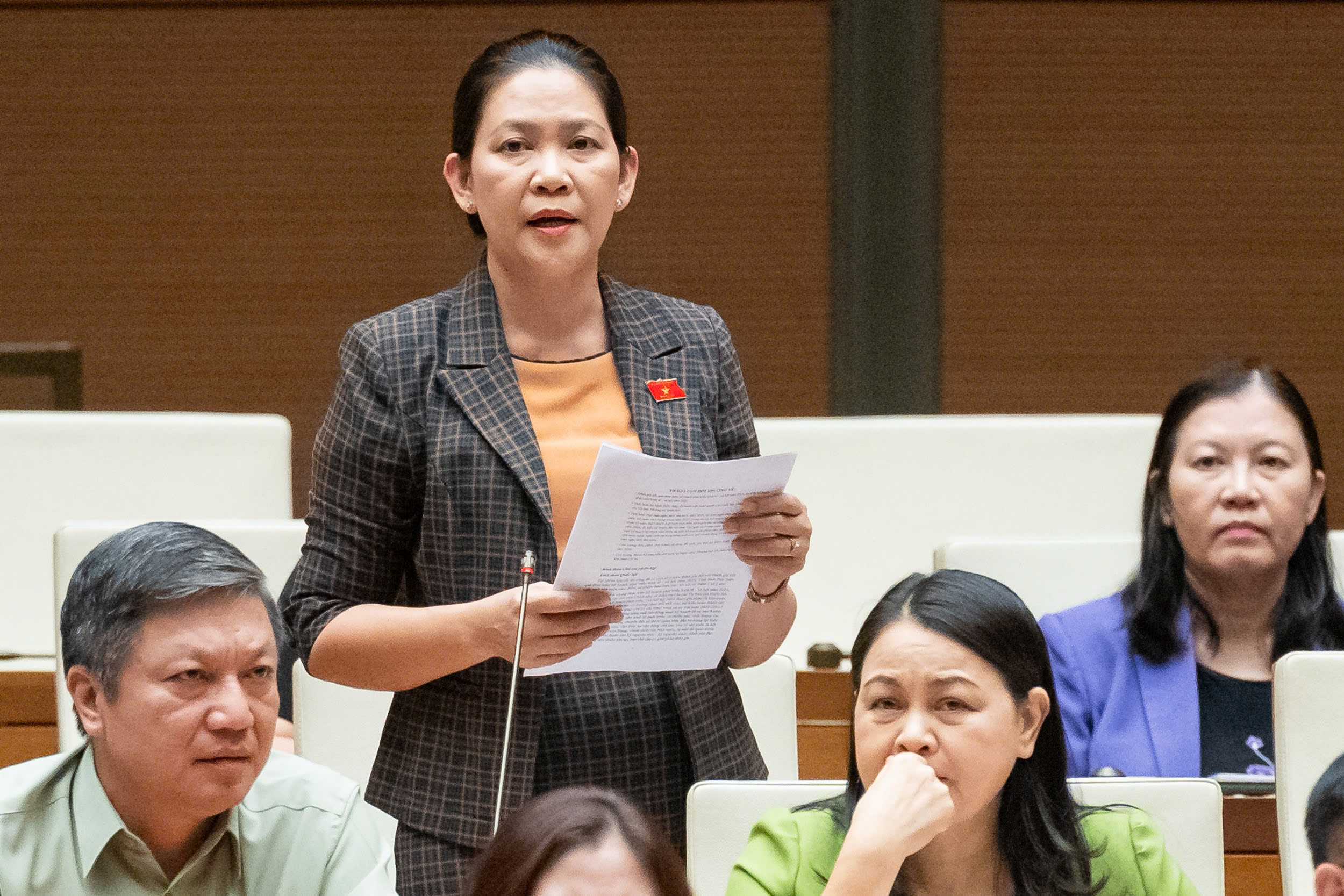 Đại biểu nêu ý kiến về vấn đề học phí đại học. Ảnh: Quochoi.vn