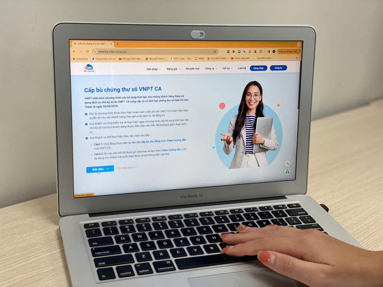 Dịch vụ chữ k&yacute; số VNPT Smart CA đ&atilde; kết nối v&agrave; t&iacute;ch hợp với hơn 900 ứng dụng kh&aacute;c nhau như Cổng dịch vụ c&ocirc;ng Quốc gia, Cổng dịch vụ c&ocirc;ng Bộ C&ocirc;ng an, hệ thống thuế.