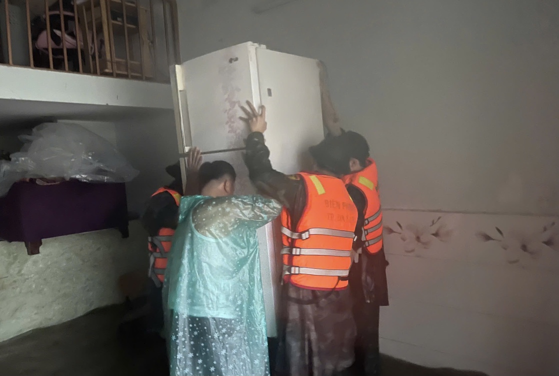 Gi&uacute;p d&acirc;n đưa vật dụng l&ecirc;n g&aacute;c cao tr&aacute;nh hư hỏng do nước ngập v&agrave;o nh&agrave;.