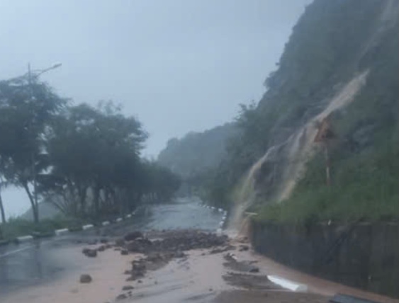 Đường l&ecirc;n b&aacute;n đảo Sơn Tr&agrave; bị đất đ&aacute; tren n&uacute;i sạt lở l&agrave;m &aacute;ch tắc.