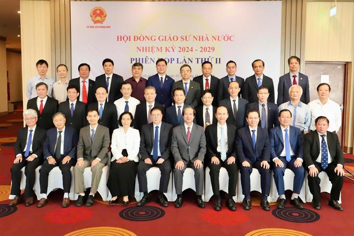 Các thành viên hội đồng giáo sư nhà nước tại phiên họp. Ảnh: MOET.