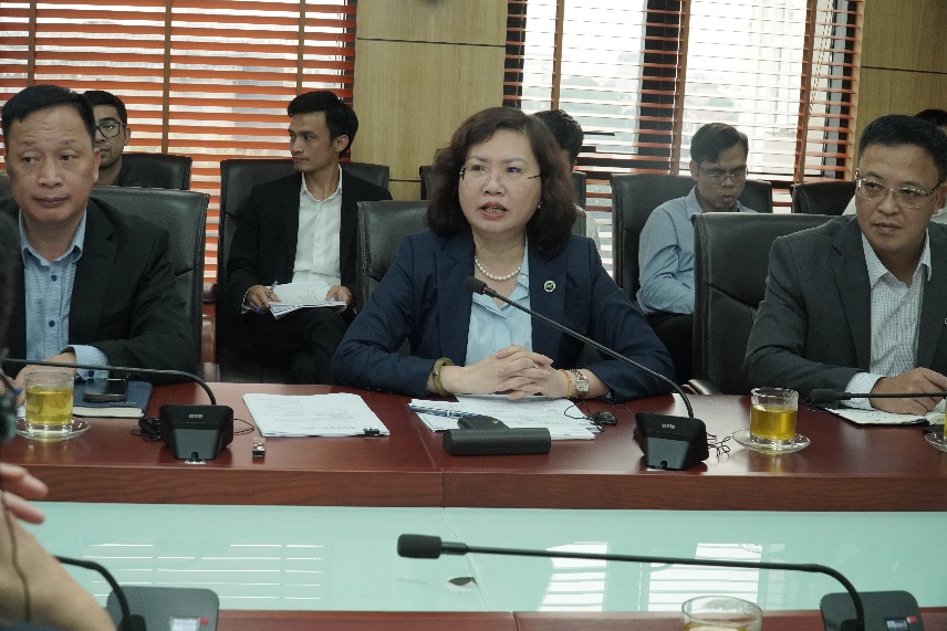 Chủ tịch UBCKNN Vũ Thị Chân Phương trao đổi tại buổi làm việc 