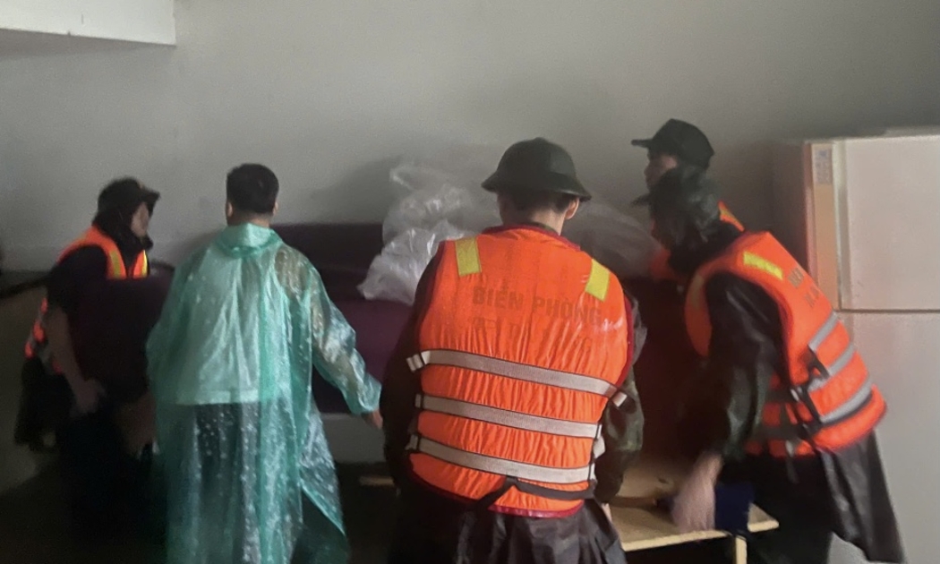 Bộ đội Biên phòng Đà Nẵng giúp dân kê cao đồ dùng trong nhà tránh hư hỏng do ngập nước.
