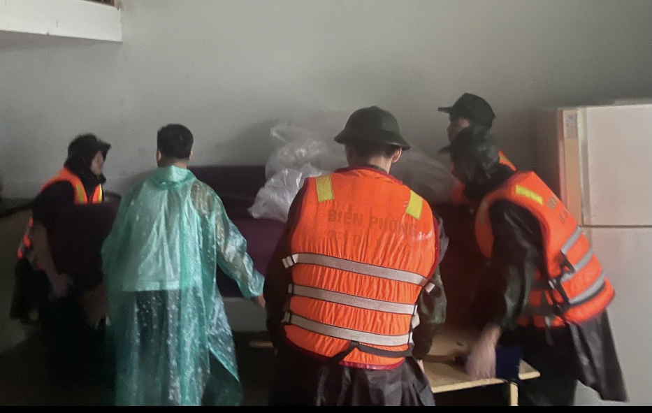 Bộ đội Biên phòng Đà Nẵng giúp dân kê cao đồ dùng trong nhà tránh hư hỏng do  ngập nước.