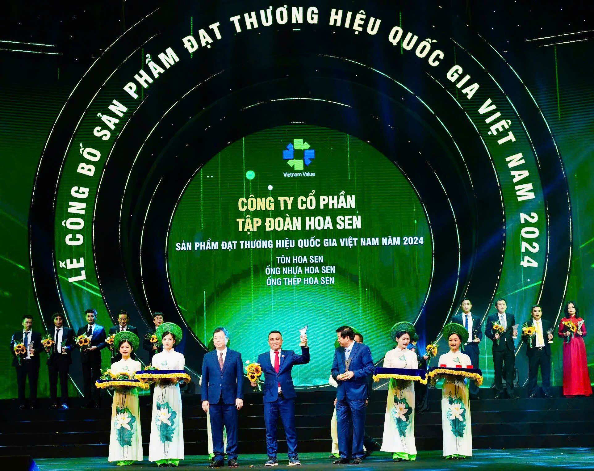 Ông Trần Đình Tài - Q. Phó Tổng giám đốc Tập đoàn Hoa Sen nhận biểu trưng Thương hiệu Quốc gia Việt Nam năm 2024.