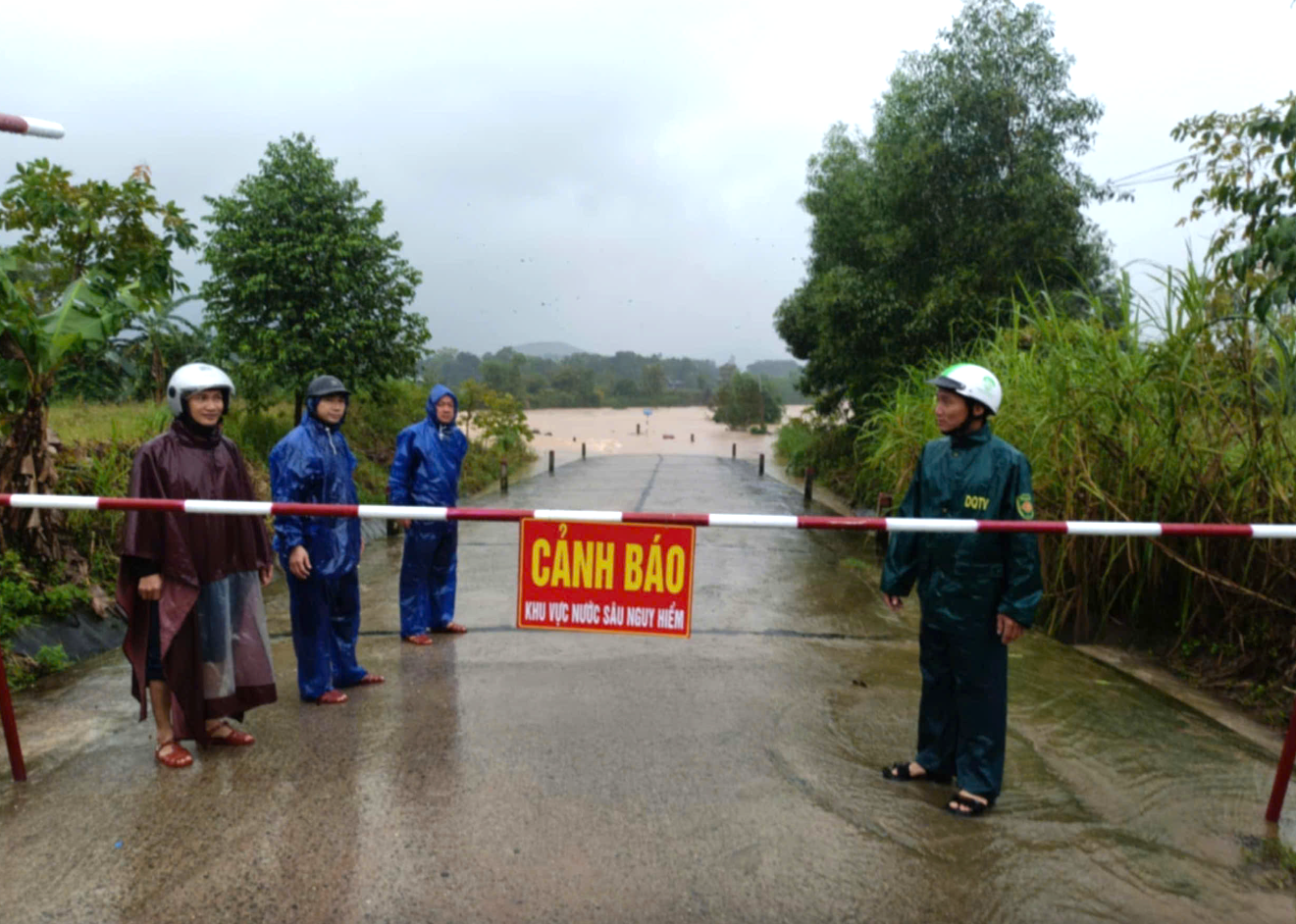 Để đảm bảo an toàn, chính quyền xã Kỳ Sơn tiến hành làm rào chắn, cử lực lượng không cho người dân qua lại