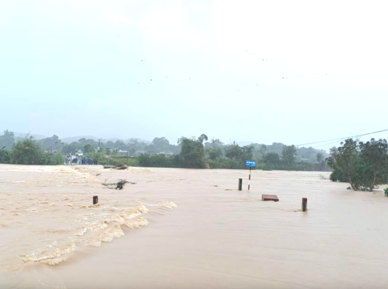 Mưa lớn kèm theo nước thượng nguồn đổ về khiến cầu tràn Mỹ Thuận, xã Kỳ Sơn, huyện Kỳ Anh bị ngập sâu, người và phương tiện không thể qua lại.