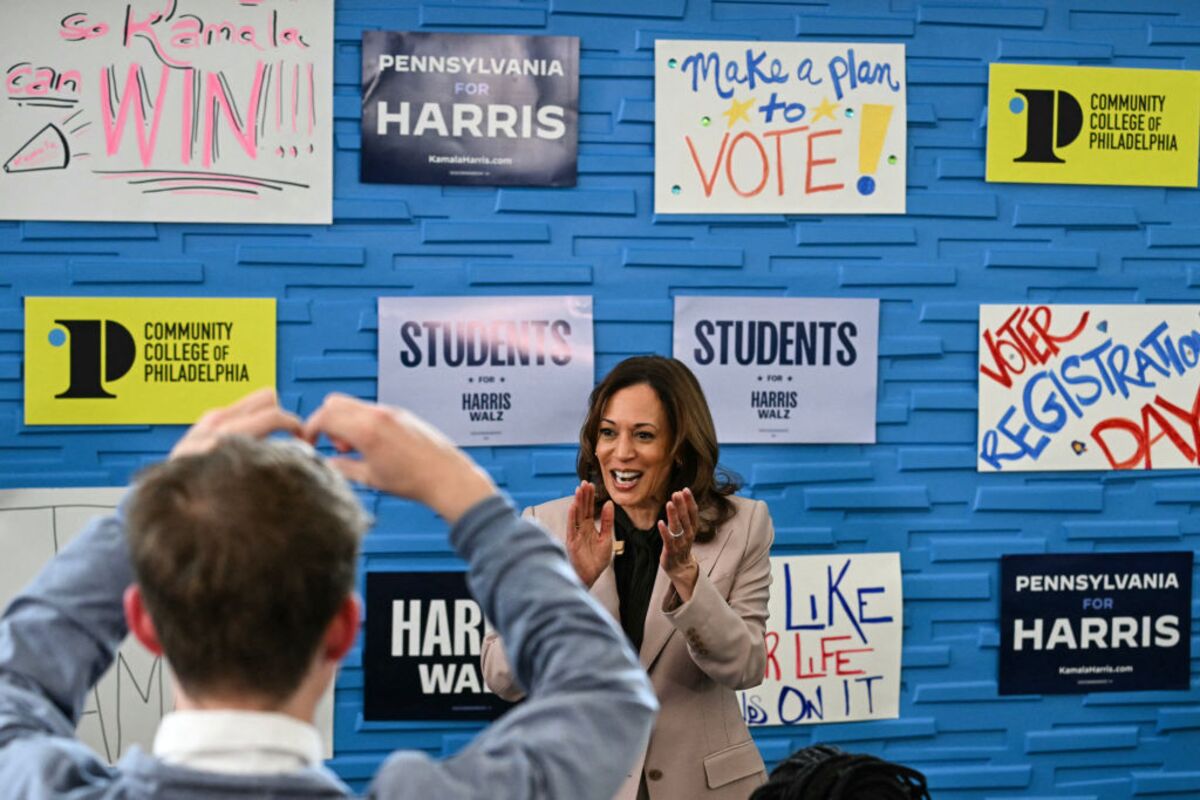 Bà Kamala Harris, ứng cử viên tổng thống Mỹ 2024 của Đảng Dân chủ, tại một sự kiện vận động tranh cử ở bang Pennsylvania - Ảnh: Bloomberg.