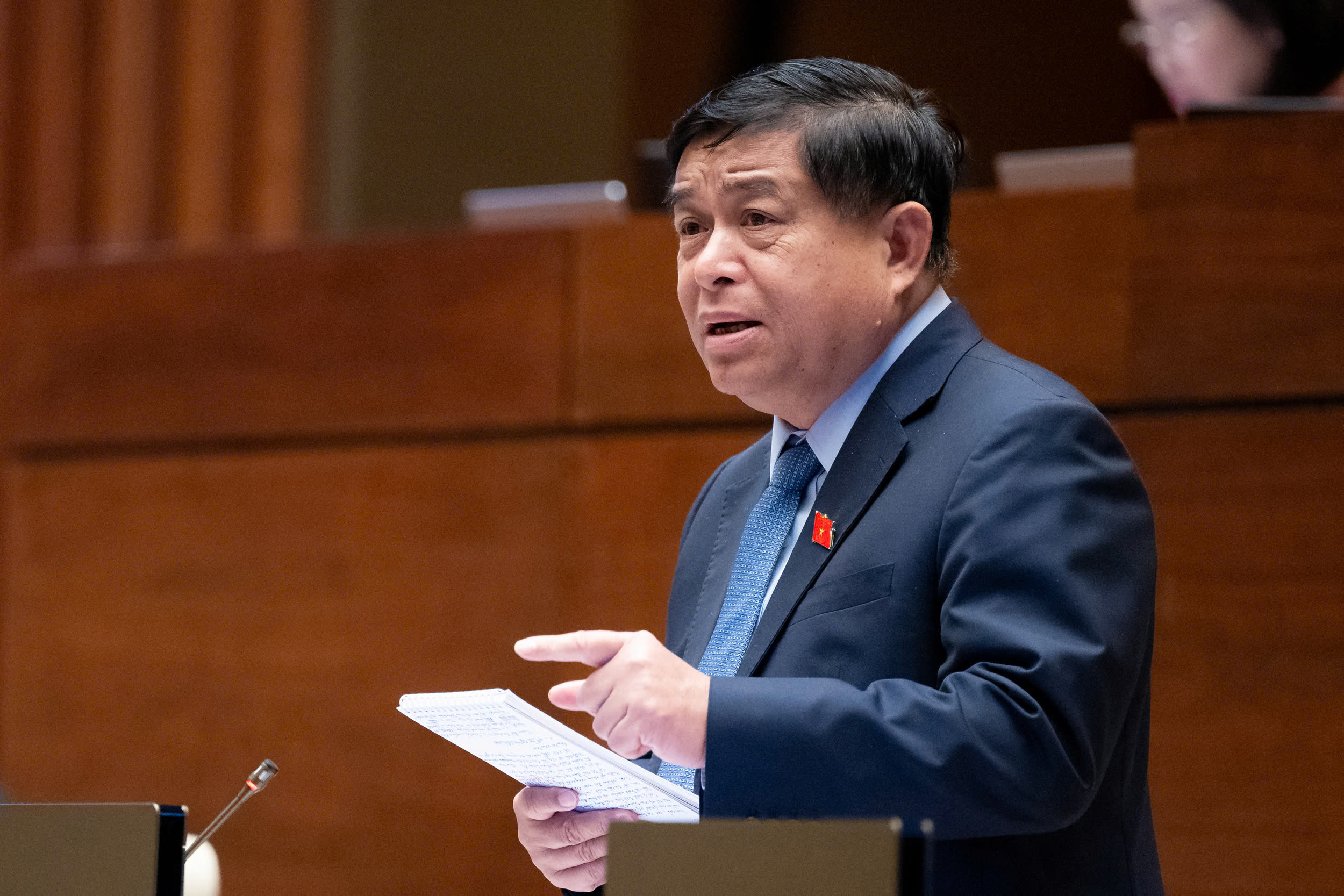 Bộ trưởng Bộ Kế hoạch và Đầu tư Nguyễn Chí Dũng phát biểu tại phiên thảo luận sáng 6/11 - Ảnh: Quochoi.vn