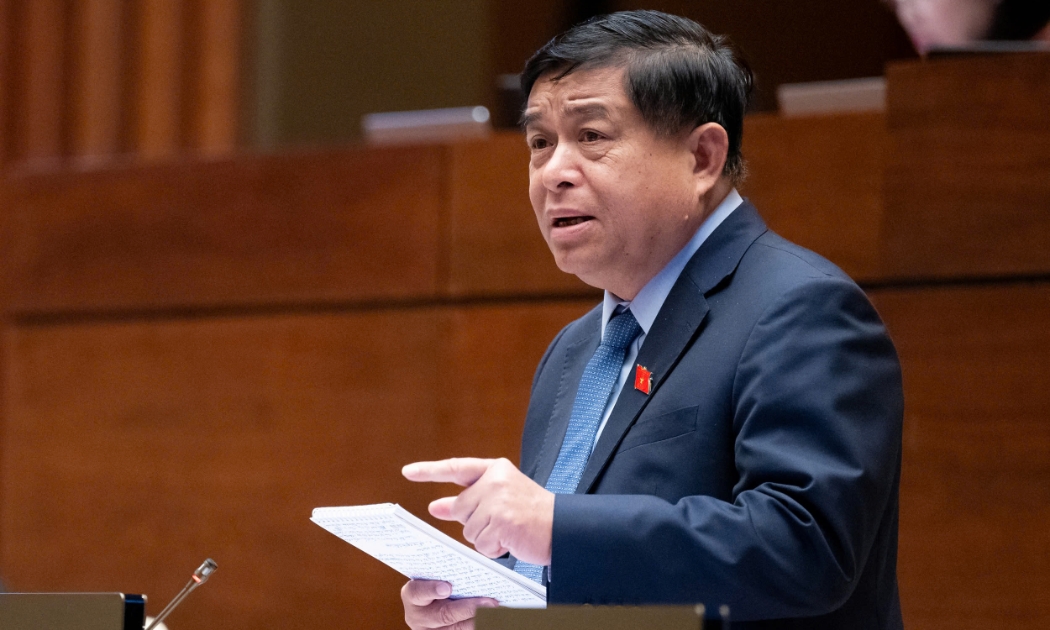 Bộ trưởng Bộ Kế hoạch và Đầu tư Nguyễn Chí Dũng phát biểu tại phiên thảo luận sáng 6/11 - Ảnh: Quochoi.vn