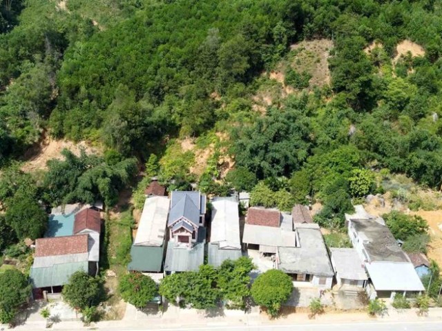 Khu vực núi Cây Sường tại tổ dân phố 8, thị trấn Quy Đạt, huyện Minh Hóa có nguy cơ sạt lở cao. Ảnh: T.S