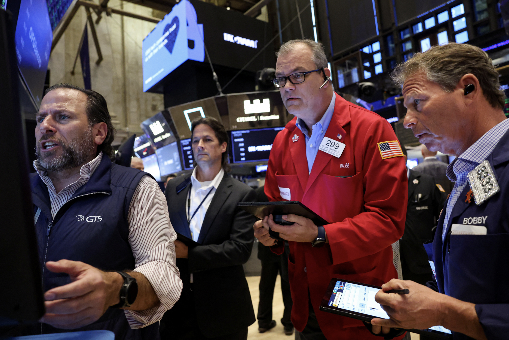 Các nhà giao dịch trên sàn NYSE ở New York - Ảnh: Reuters.