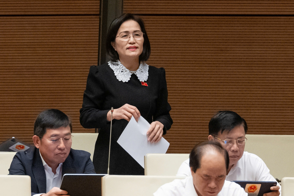 Đại biểu Trần Thị Kim Nhung (đo&agrave;n Quảng Ninh), Ủy vi&ecirc;n Thường trực Ủy ban Ph&aacute;p luật, ph&aacute;t biểu thảo luận.