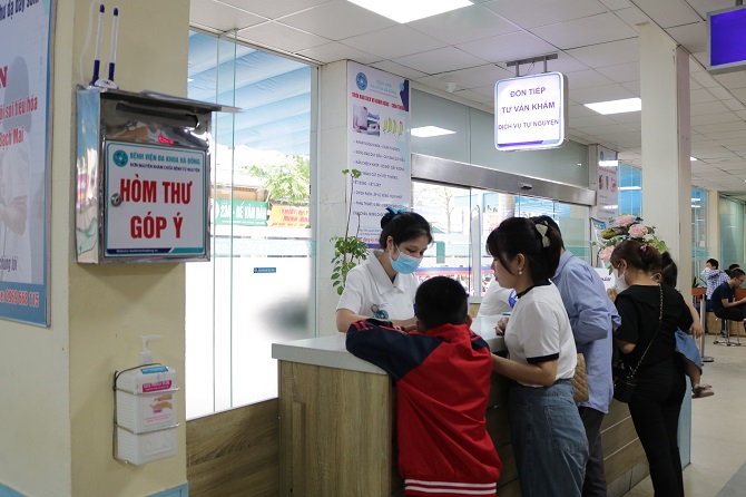 Hướng dẫn người dân đăng ký khám chữa bệnh. Ảnh: Sở Y tế Hà Nội. 